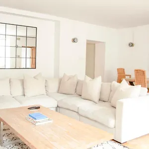 Incredible 3 Bed Basement Flat With Garden Bath